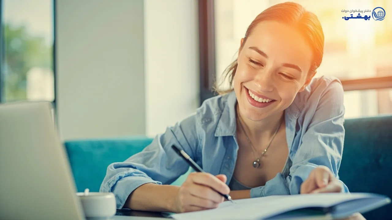 زنی در حال برنامه‌ریزی مالی برای دریافت وام بانوان