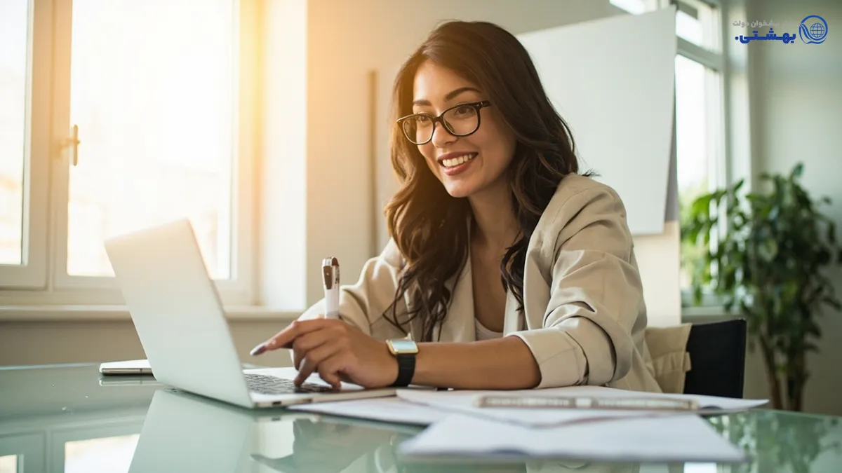 زنی در حال برنامه‌ریزی مالی برای دریافت وام بانوان