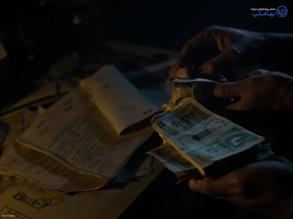 دست‌هایی در حال شمردن پول با پس‌زمینه اسناد مالی، نمادی از وام آزاد و تأمین مالی