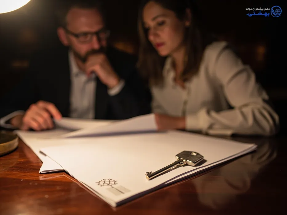 زوجی در حال بررسی مدارک وام مسکن با وثیقه سند ملکی ۴۰۰ میلیونی