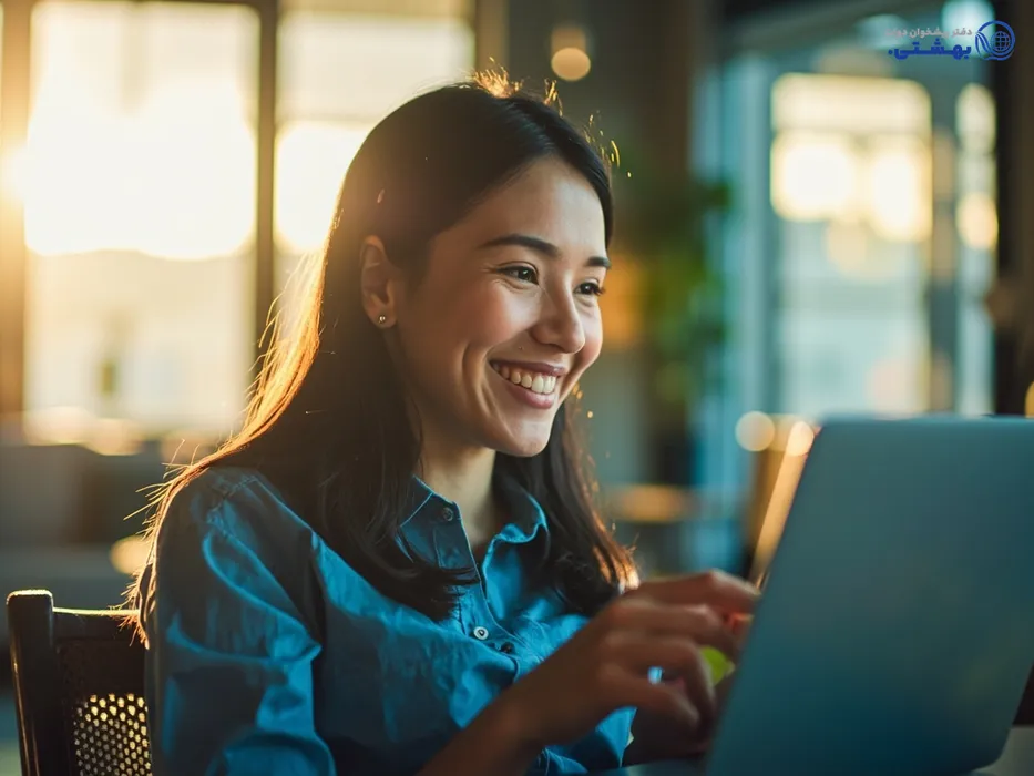 شخصی در حال مشاهده و تأیید مراحل دریافت وام قرض الحسنه رسالت به صورت آنلاین