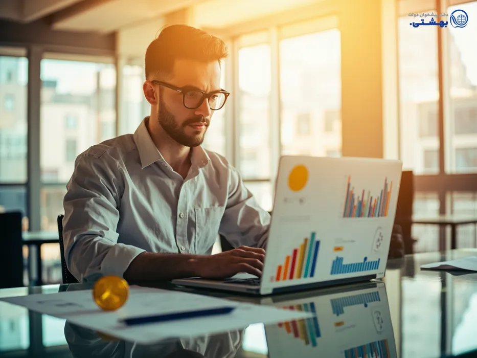 کارآفرین جوان در حال برنامه‌ریزی برای کسب و کار و دریافت وام کارآفرینی